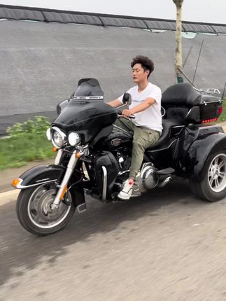 跑车摩托图片 00291d75a8de4e1aaa8ab478dc1ba70c_1656405544~tplv-dy-cropcenter:323:430.jpeg?x-expires=1972947600&x-signature=Uf1ZDIJ%2F2qREphTt8jxRAZm6FcI%3D&from=4257465056&s=PackSourceEnum_PUBLISH&se=true&sh=323_430&sc=cover&biz_tag=pcweb_cover&l=021657590493678fdbddc0200ff2f010a961b8a000000715ded53