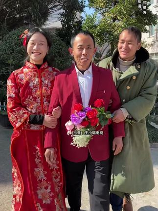 老王的电商之路 699ead5ddce4440b94ff6c1bace681e6_1671887435~tplv-dy-cropcenter:323:430.jpeg?biz_tag=pcweb_cover&from=3213915784&s=PackSourceEnum_PUBLISH&sc=cover&se=true&sh=323_430&x-expires=1989522000&x-signature=JfR6ZFWJzxJhmY5H%2BZ8falkpwHY%3D