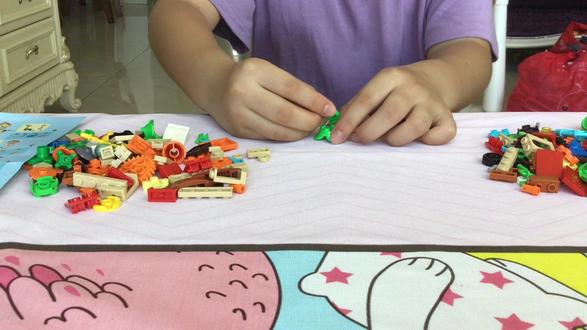 玩具小视频小孩 ae8364c8e7964d37923359a02e7ef472_1696735827~tplv-dy-resize-origshort-autoq-75:330.jpeg?biz_tag=pcweb_cover&from=3213915784&s=PackSourceEnum_AWEME_DETAIL&sc=cover&se=false&x-expires=2012331600&x-signature=b%2FLja8ffJdJzuYty%2FIU0XNt2e%2FM%3D