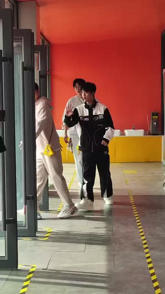 鲨鱼裤怎么搭配好看 春款 ooABM8sQ2J0enWCN9b6BiMAegCDvAJiQmlyaI6~tplv-dy-resize-origshort-autoq-75:330.jpeg?biz_tag=pcweb_cover&from=3213915784&s=PackSourceEnum_AWEME_DETAIL&sc=cover&se=false&x-expires=2012367600&x-signature=FSMGkuP2zbrRxrgzOvV39UC67%2Bw%3D