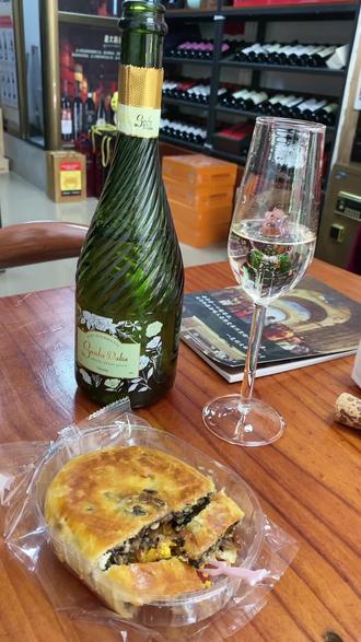 怎样把视频发给微信的好朋友 owlED5UFRBhInAe9VAgQqksEtCA3gpbwIzfnD4~tplv-dy-resize-origshort-autoq-75:330.jpeg?biz_tag=pcweb_cover&from=3213915784&s=PackSourceEnum_AWEME_DETAIL&sc=cover&se=false&x-expires=2011100400&x-signature=CVbW43QN47fzty1th4Eo%2BDIF8l4%3D