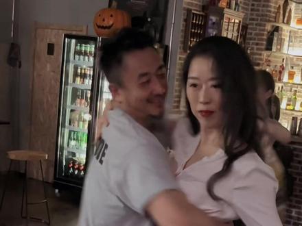 跳舞视频最火抖音 1c48ac39f2229494c07e8c22f2e22410~tplv-dy-resize-origshort-autoq-75:330.jpeg?x-expires=2000959200&x-signature=FjuXLXMSm5JZUpY2mzB5rRfz730%3D&from=3213915784&s=PackSourceEnum_AWEME_DETAIL&se=false&sc=cover&biz_tag=pcweb_cover&l=2023060114473797C4D49C0EF2986E2EB0