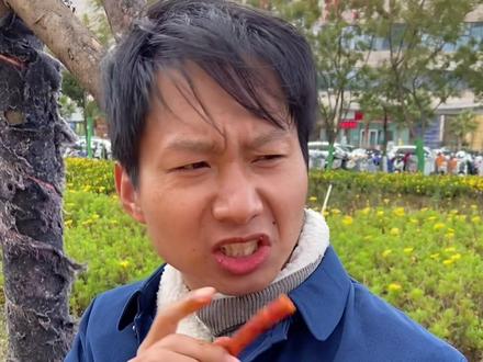 深夜偷吃:姜还是老的辣啊……#套路 #剧情搞笑 #辣条 - 抖音