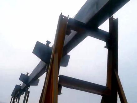 张弦梁构件在地面实拍展示 #张弦梁 #钢结构 #张弦梁结构 #大跨度空间结构 #东吴网架 #东吴钢构