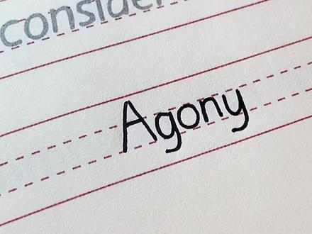 "agony" 意思为极大的痛苦,创伤.谐音为"爱过你"