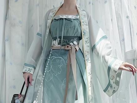 这个长度的褙子简直太喜欢了99#国风合伙人 @钟灵记汉服 - 抖音