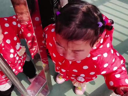 幼儿园 坚持上学的第四天 姐姐尿裤子啦  妹妹表现还行 老师说也会