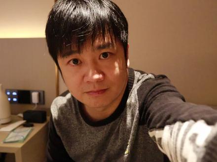 一个人走在街头 ,晚风很温柔,这个点还有没睡的吗 !