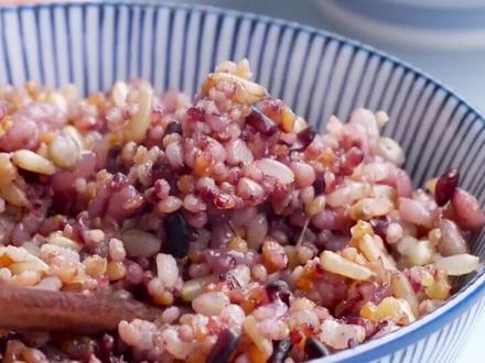 普通锅蒸米饭需要多久 f181c7f098242edbf531784b69b2f580~tplv-dy-resize-origshort-autoq-75:330.jpeg?x-expires=2017328400&x-signature=aWuMzGWhsq73IkGtqAefPYUVkG4%3D&from=3213915784&s=PackSourceEnum_AWEME_DETAIL&se=false&sc=cover&biz_tag=pcweb_cover&l=20231208014200001466BD3FA84C2E2A1F