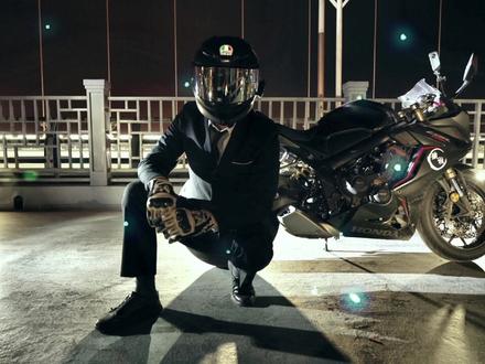 西服一穿头盔一戴我就最帅