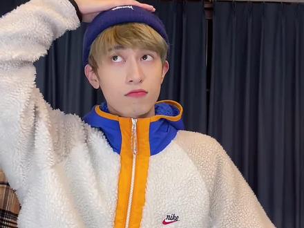 推特是哪里人 f8fbec4cb94b844940e4ebd1738e1093~tplv-dy-resize-origshort-autoq-75:330.jpeg?x-expires=2010686400&x-signature=jYrHvH9H%2F1n6pZDW2XeTE0muqj8%3D&from=3213915784&s=PackSourceEnum_AWEME_DETAIL&se=false&sc=cover&biz_tag=pcweb_cover&l=20230922043651A75E331C20D96131DCC5