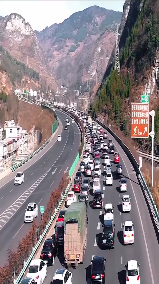 春节过后,大家都陆续回城,高速拥堵现象严重#航拍 #正能量