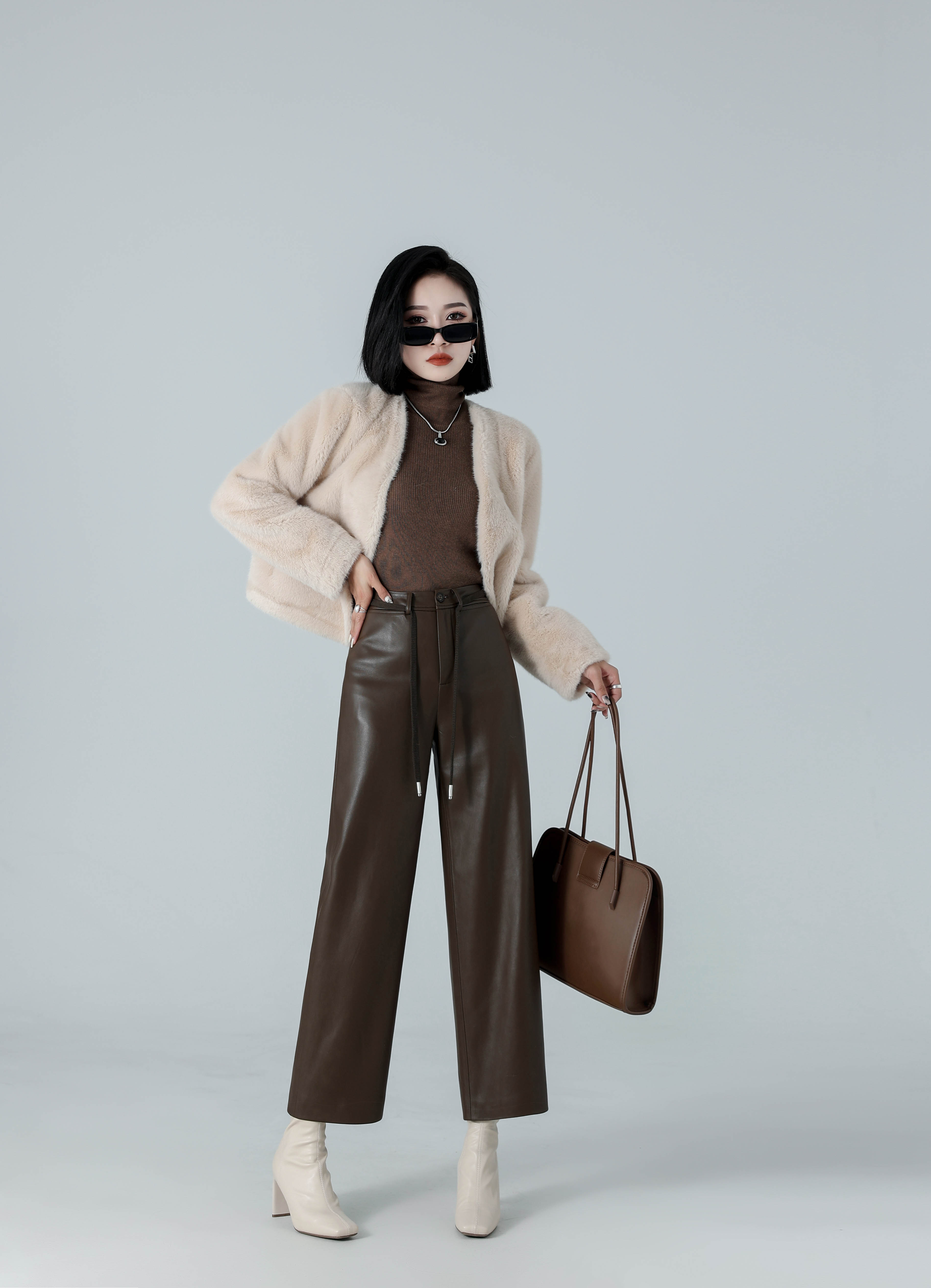 霖岸女裤工厂店:这条皮裤真的是太好看了!