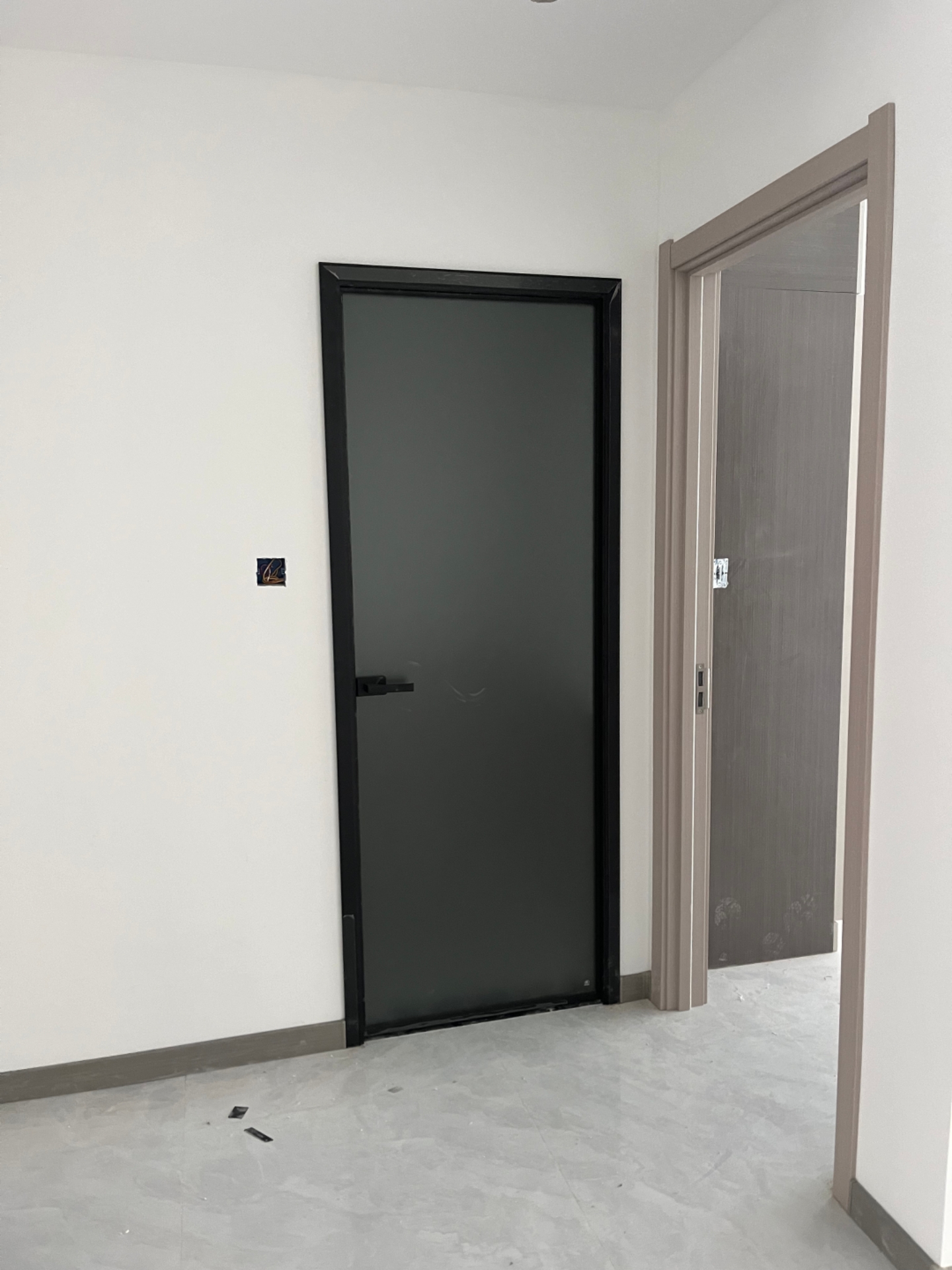 沈阳极简门工厂爱上门业:极简玻璃平开门#平开门 #极简门 #极简窄边门