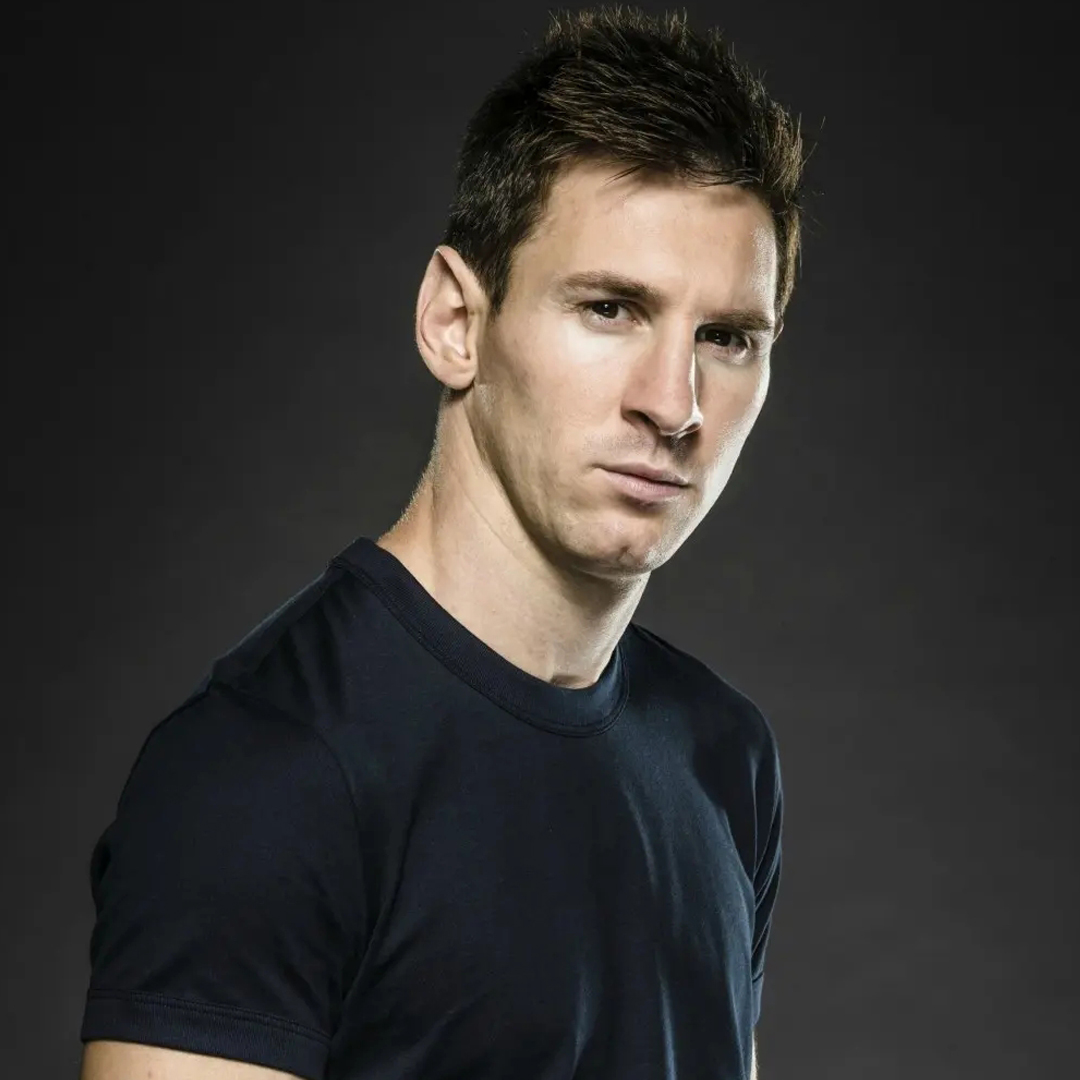 数学老师说:他身披10号战袍.英语老师说:他叫messi.