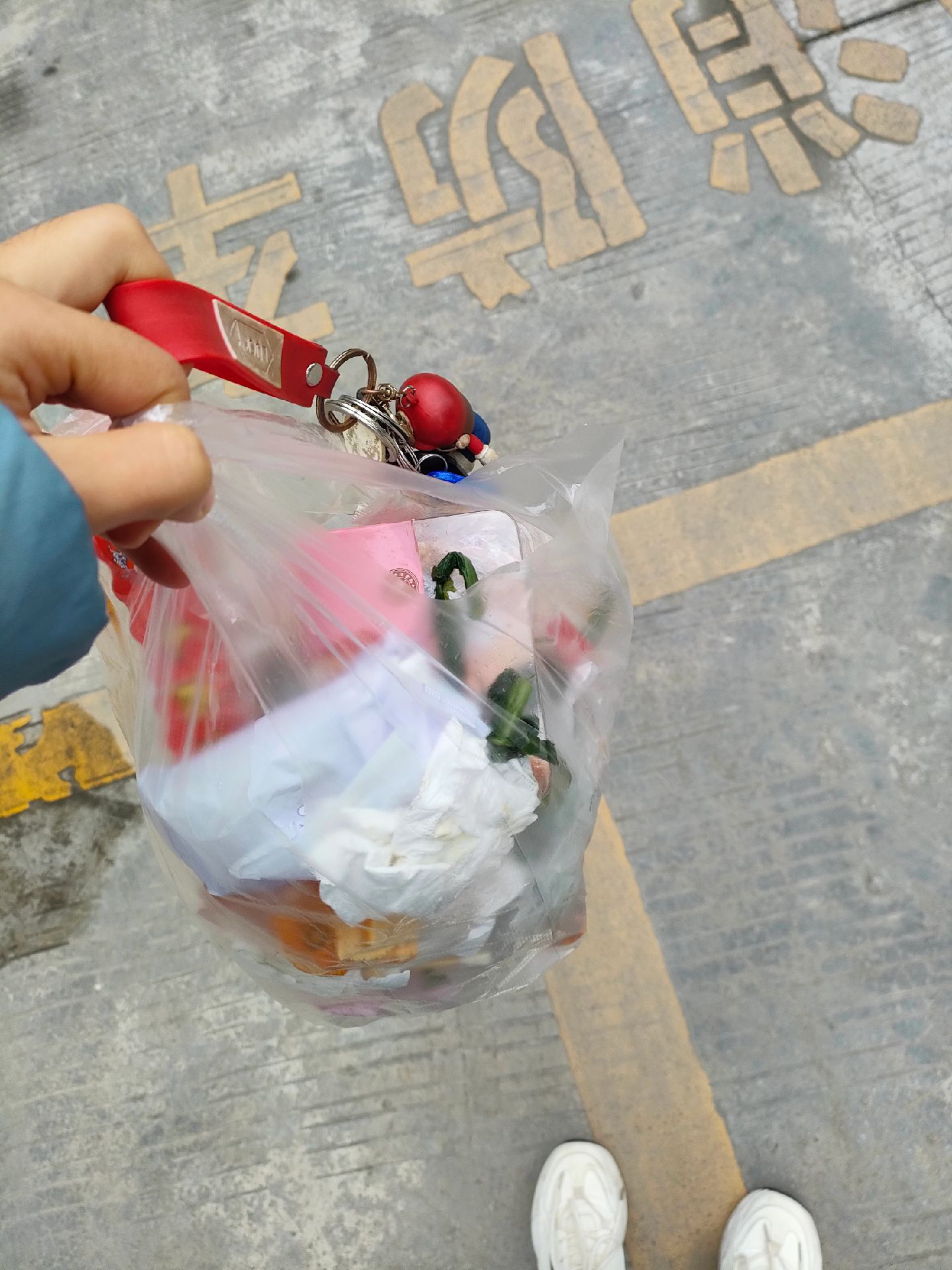 小韦小韦大有作为:早上起来整个人都是懵的,垃圾都忘了扔,一路带到了