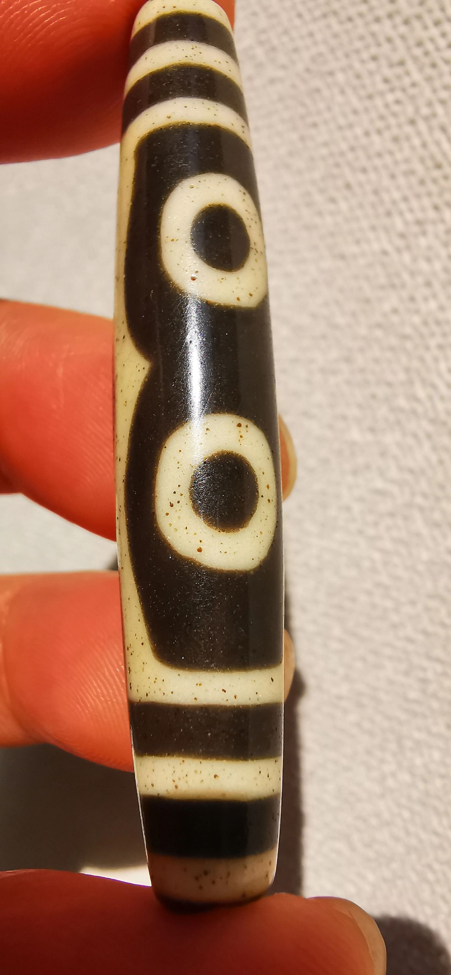 灰透老料双线8字金刚五眼老天珠,珠长:64mm,宽13mm,整珠油糯光润,纹路