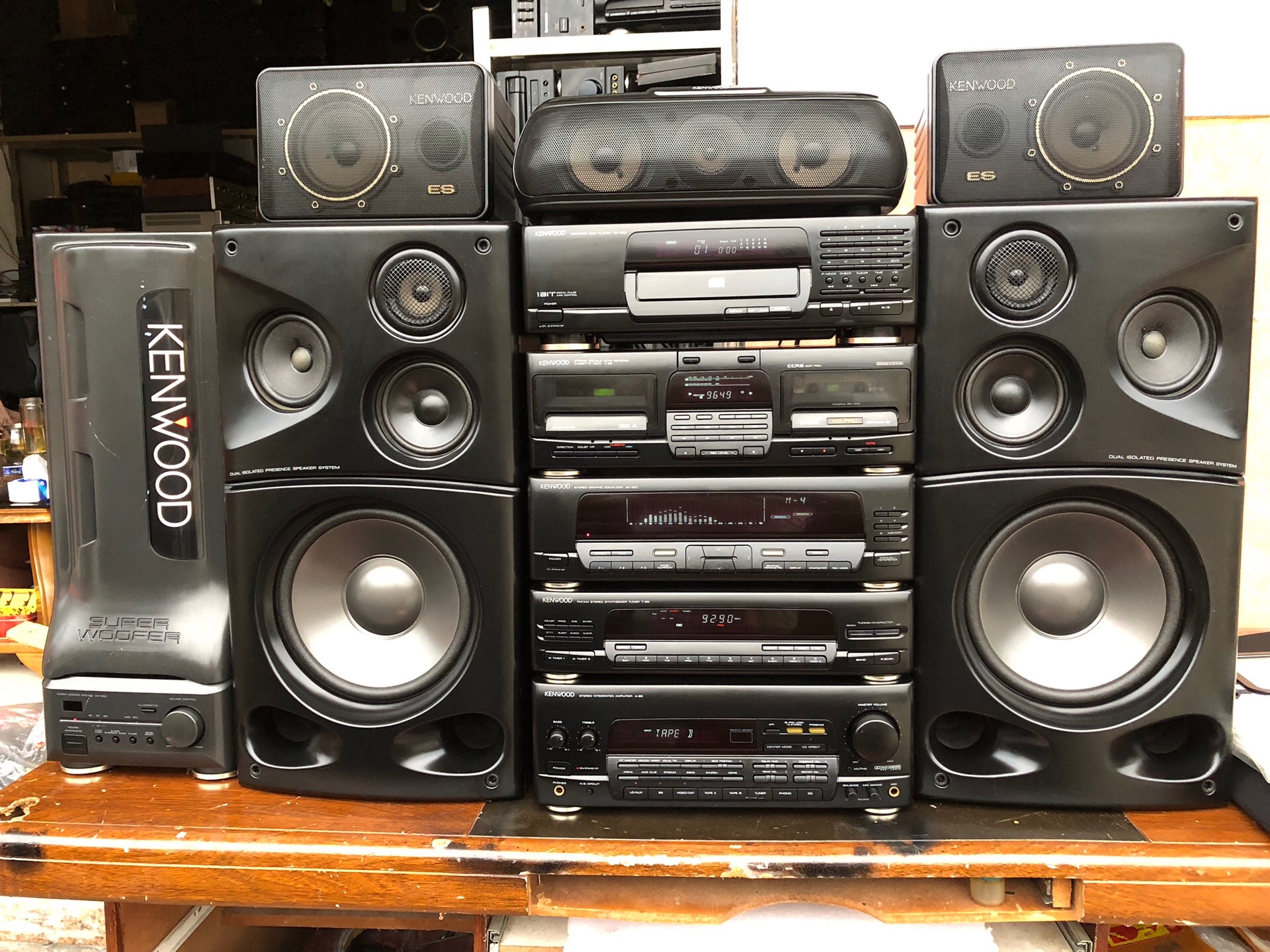 宽容:建伍组合音响a85,俗称959,成色非常新,一整套非常齐全,正常使用!