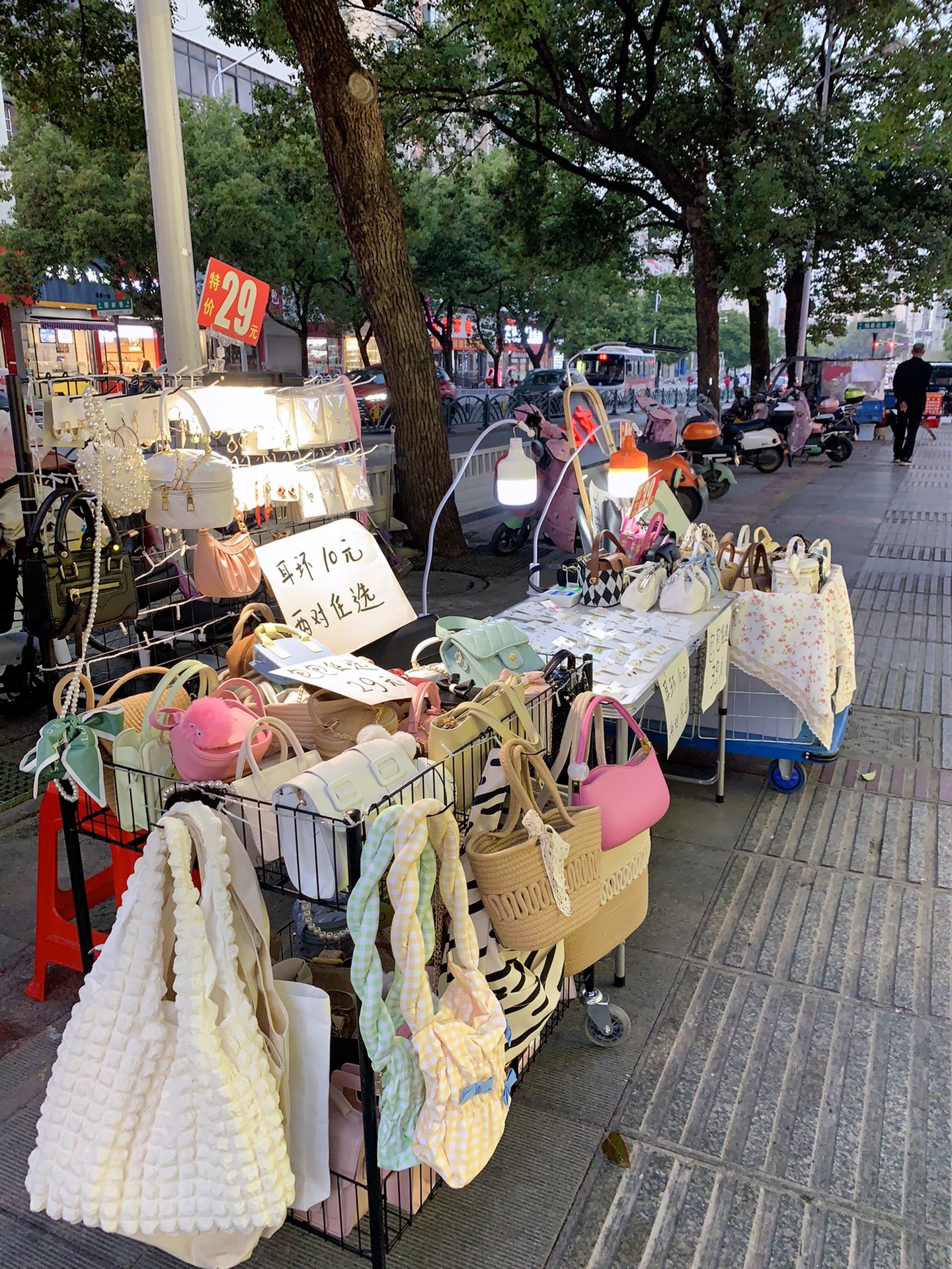 咸宁夜市摆摊小天才:咸宁夜市摆摊小天才,今日出摊啦～  #我的摆摊