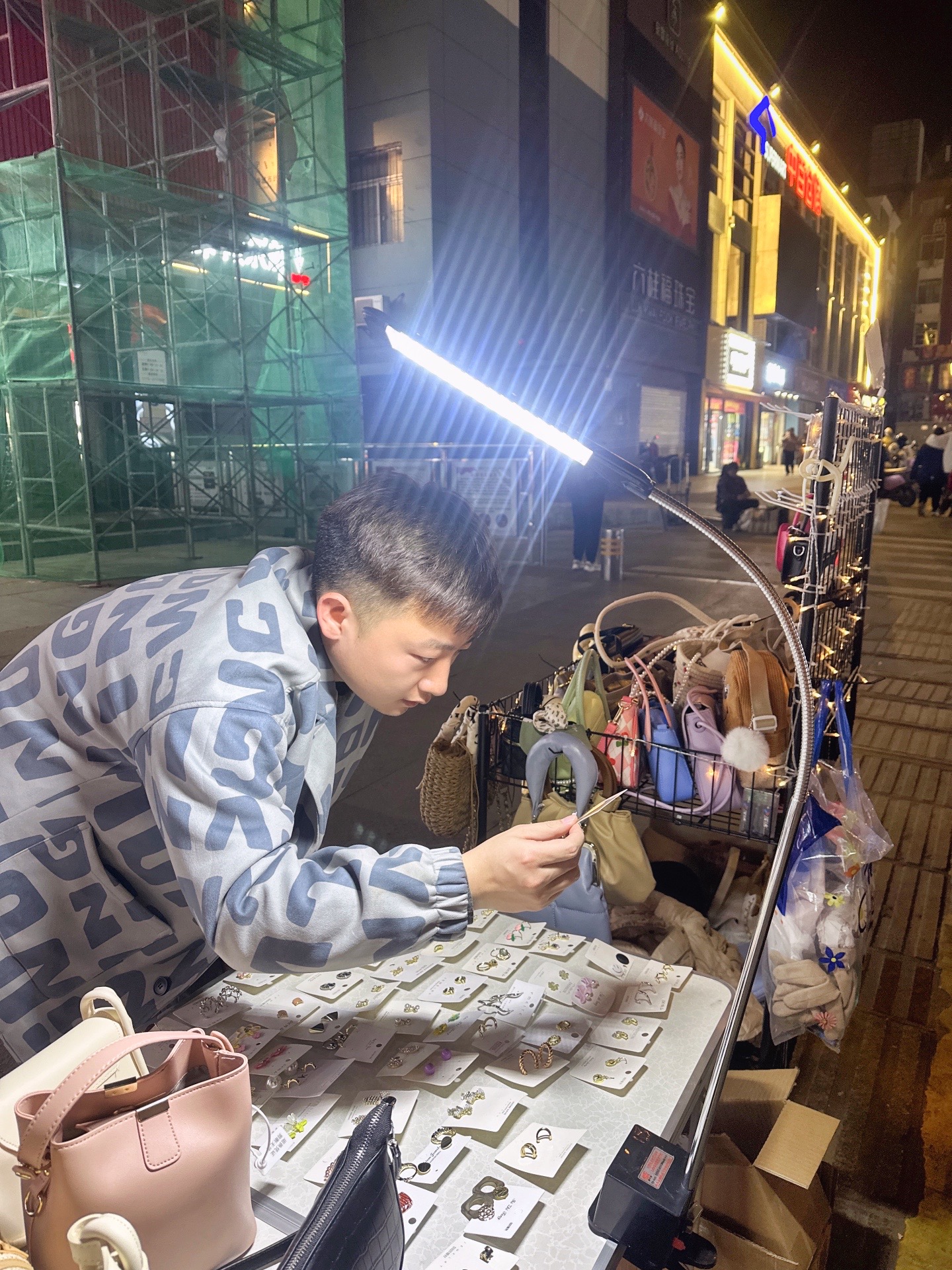 咸宁夜市摆摊小天才:咸宁夜市摆摊小天才,今日沃尔玛出摊啦～  #摆