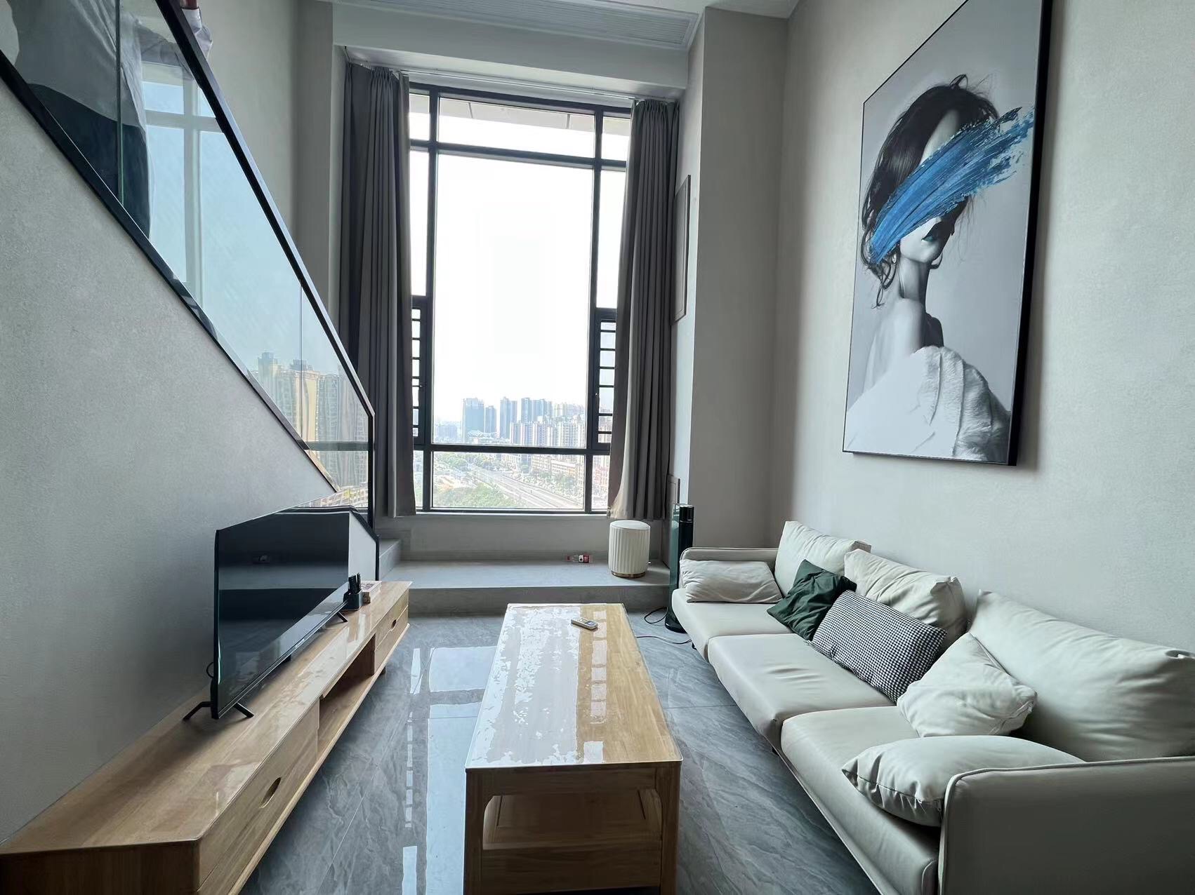 租房日记:刚空出来的颜值复式,超高朝东落地窗.