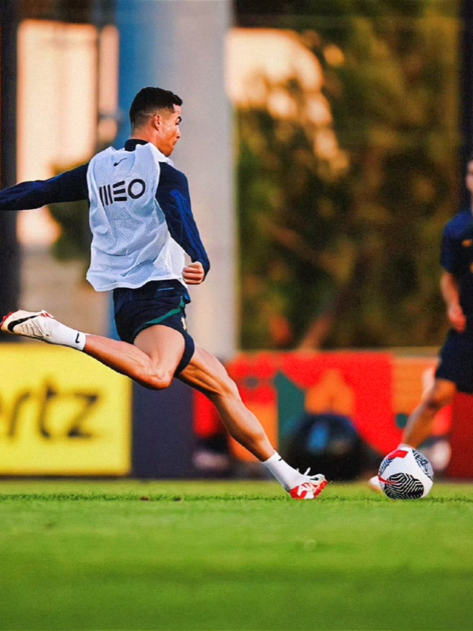 大玮leo:射门动作如此好看#c罗#葡萄牙国家队#欧预赛