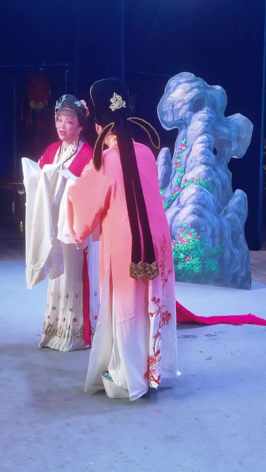 台州椒北小百花越剧团团长是谁 - 抖音