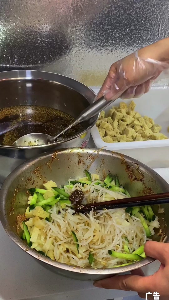 宿迁小吃货_:擀面皮儿 擀面皮儿 我爱吃擀面皮儿#一日三餐人间烟火