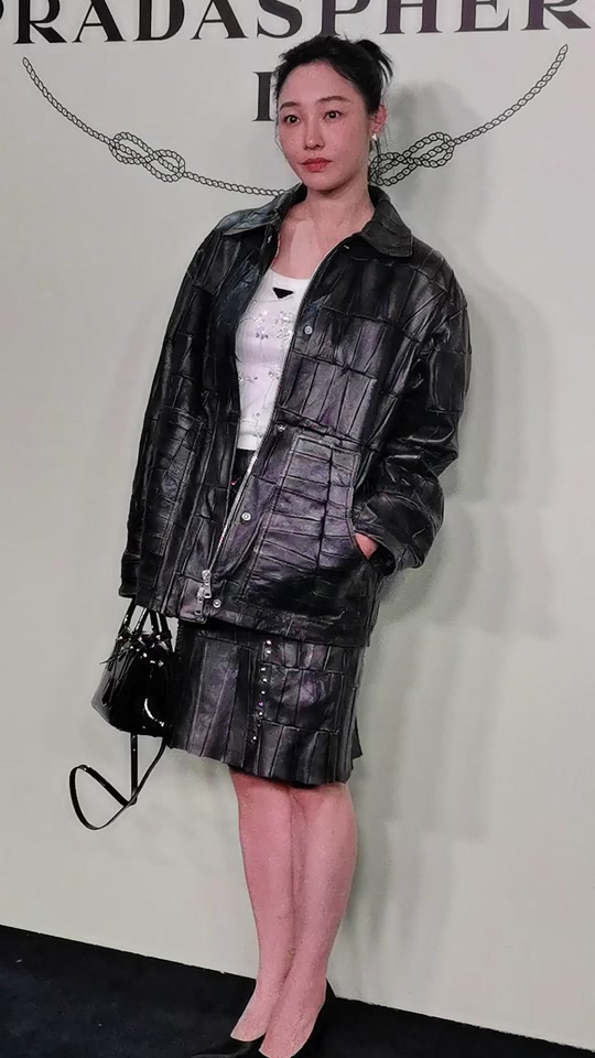 明星娱乐现场:39岁的#白百何 黑色皮衣配短裙 状态怎么样 #路人视角