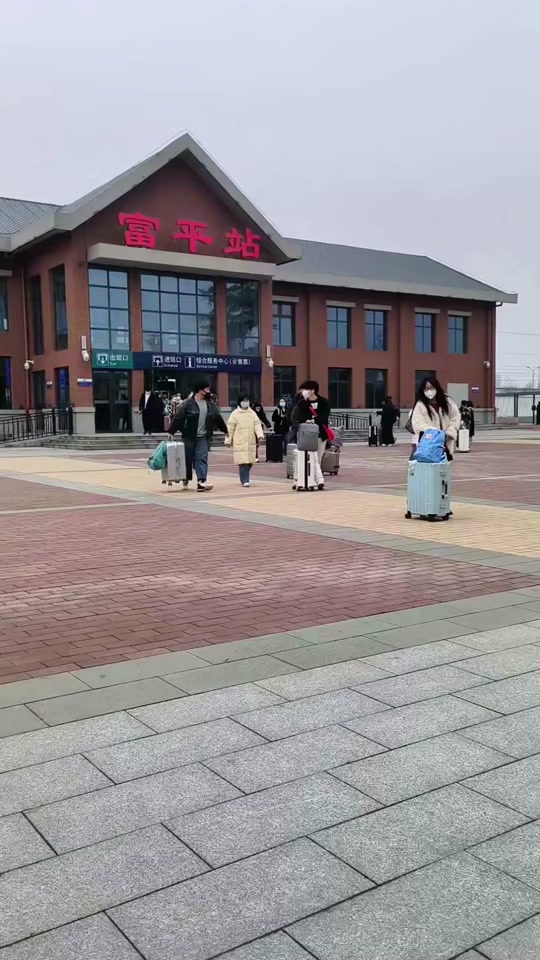 富平火车站!西安过来的绿巨人到站,乘客不少!绿巨人开通!