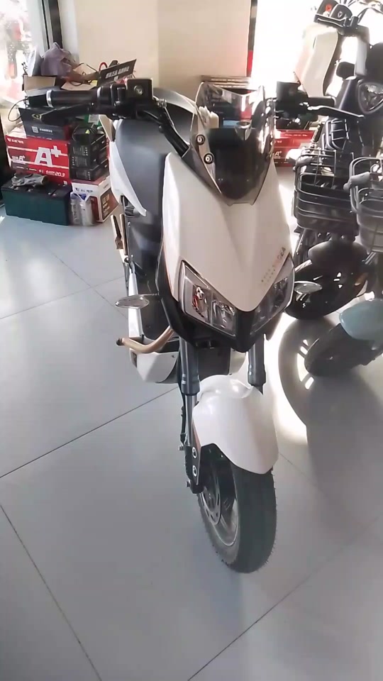 雅迪x5白金版和黑白版哪个更好 - 抖音