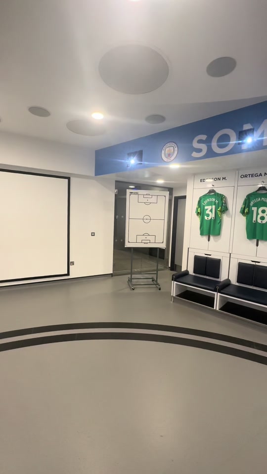 张大漂亮:#英超#曼城 #哈兰德 这更衣室绝了#唯有足球不可辜负