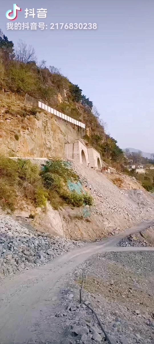 雷波县首富杨拉哈的车_四川雷波县杨拉哈车牌号多少_四川雷波县杨拉哈