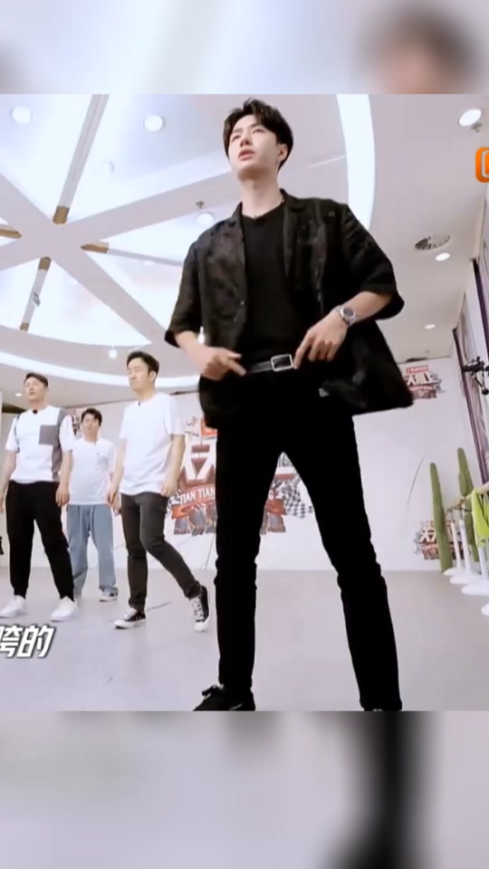 无名王一博扭脖子_王一博随便扭扭_王一博无感扭胯 - 抖音