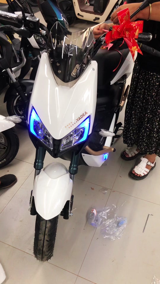 雅迪x5白金版和黑白版哪个更好 - 抖音