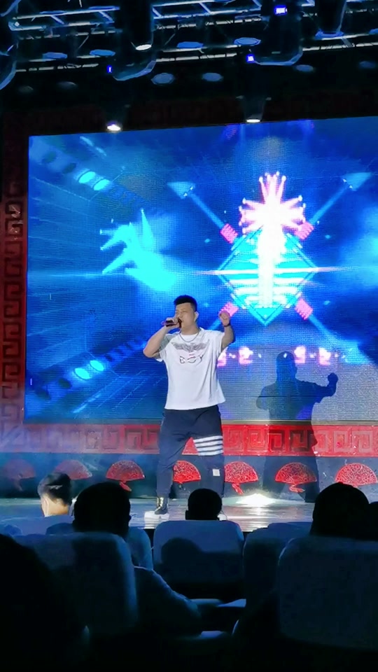 龙江大舞台(香坊区)门票9.9起,每天19.30开场!