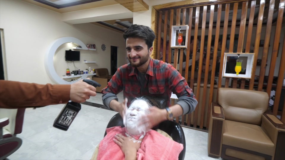 藏锋kevin红衣女孩怎么了 - 抖音