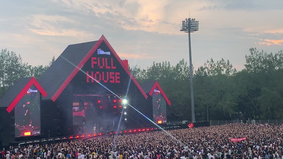 fullhouse满堂音乐节 能让全场首首蹦起来的只有他!法老现场无敌!