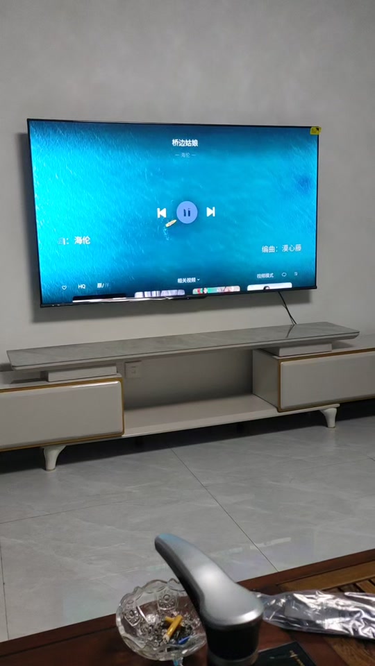 海信x65电视是悬浮屏吗