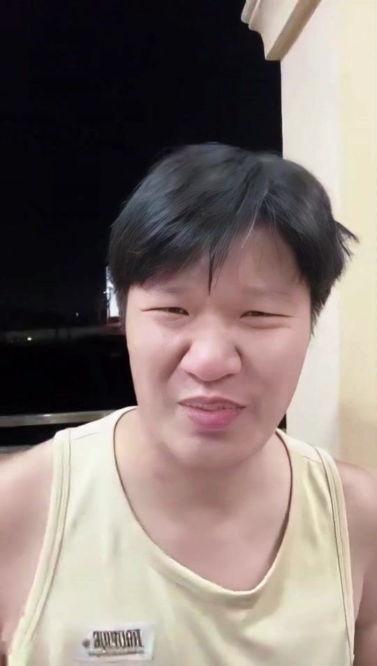 藏锋kevin红衣女孩怎么了 - 抖音