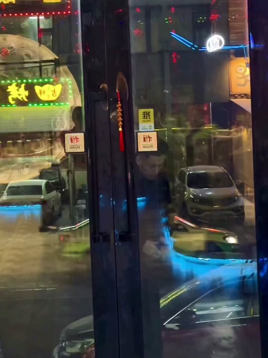 如果我说我有点小纹身 会喝点小酒 不邋遢会护肤 会做饭 人很真诚 有