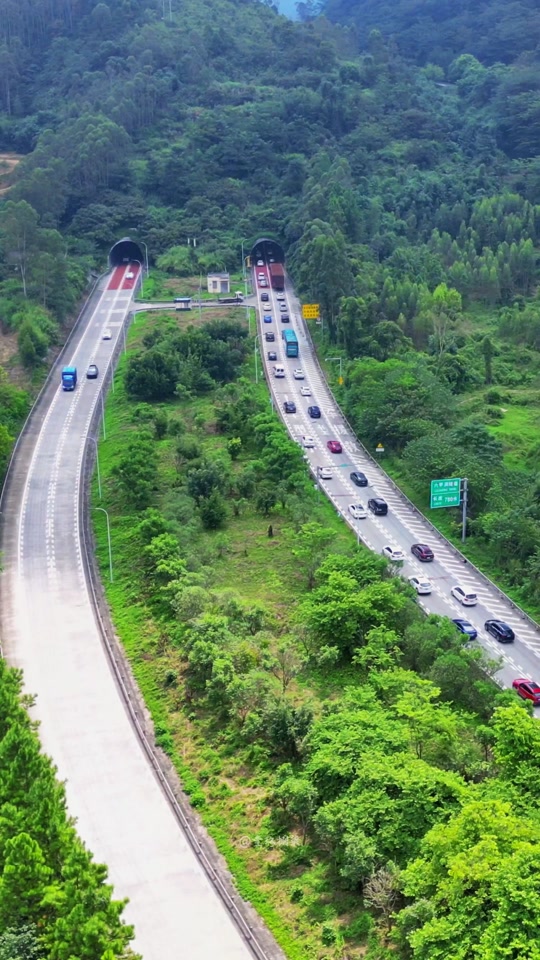 大年初六,许广高速清远清新六甲洞隧道段拥堵长达16公里,车辆缓慢行驶