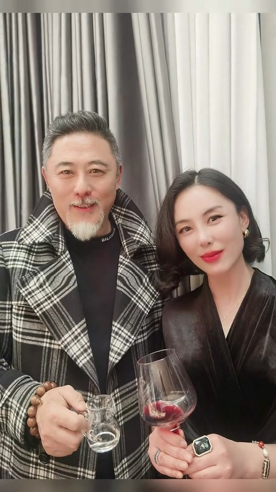 杭州小姨:和明星大哥,演员卢勇老师喝一杯97#明星#卢勇#你的姨