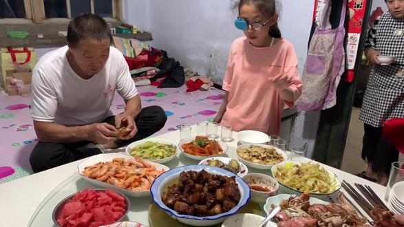 乡间小徐 99岁妈妈轮到73岁二儿子家,看妈妈这饭量,这样的老人不多见