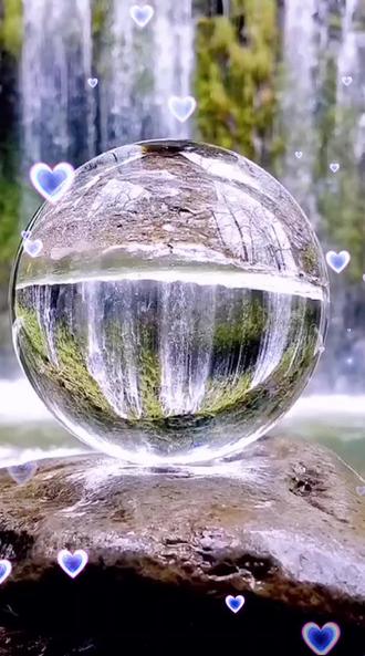 梦幻水晶球清澈见底的水