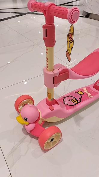 新款小黄鸭儿童滑板车粉色店面实拍