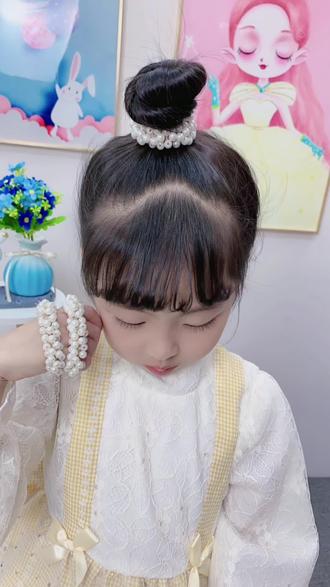 简单拧个丸子头搭配珠珠发圈也太甜了大人小朋友都喜欢