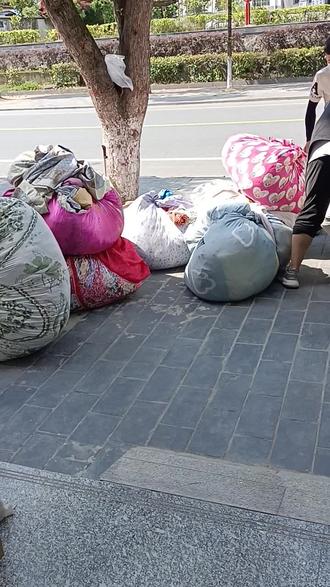 大量回收旧衣服箱包鞋子床品旧衣服太多扔掉污染环境搁置又占空间别
