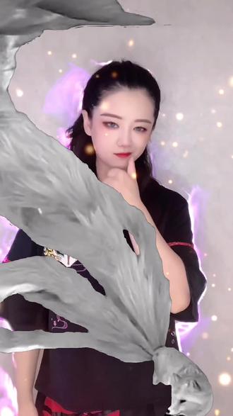 白狐未成精,只怪自己太年轻 #创意灵感 #手势舞 #九尾妖狐 @dou - 抖