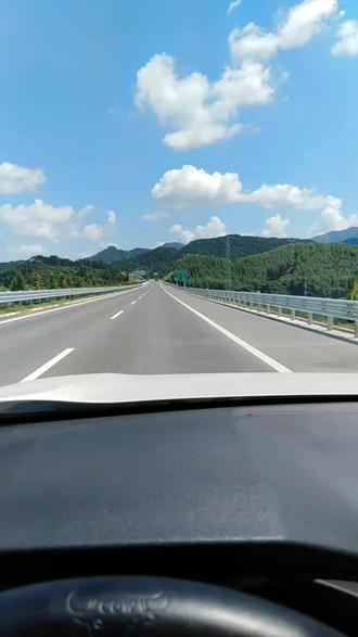 感受刚开通的柳南第二高速蓝天白云风景如画美不胜收赶路观赏美景两不